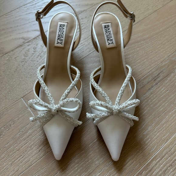 Badgley Mischka Women's White Bow Heels - Picture 1 of 11